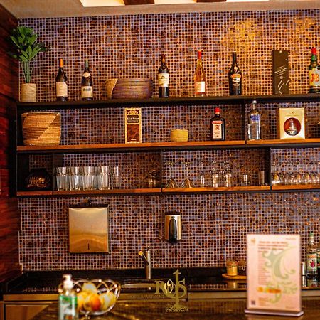 Roots Hotel Apartments Абиджан Екстериор снимка