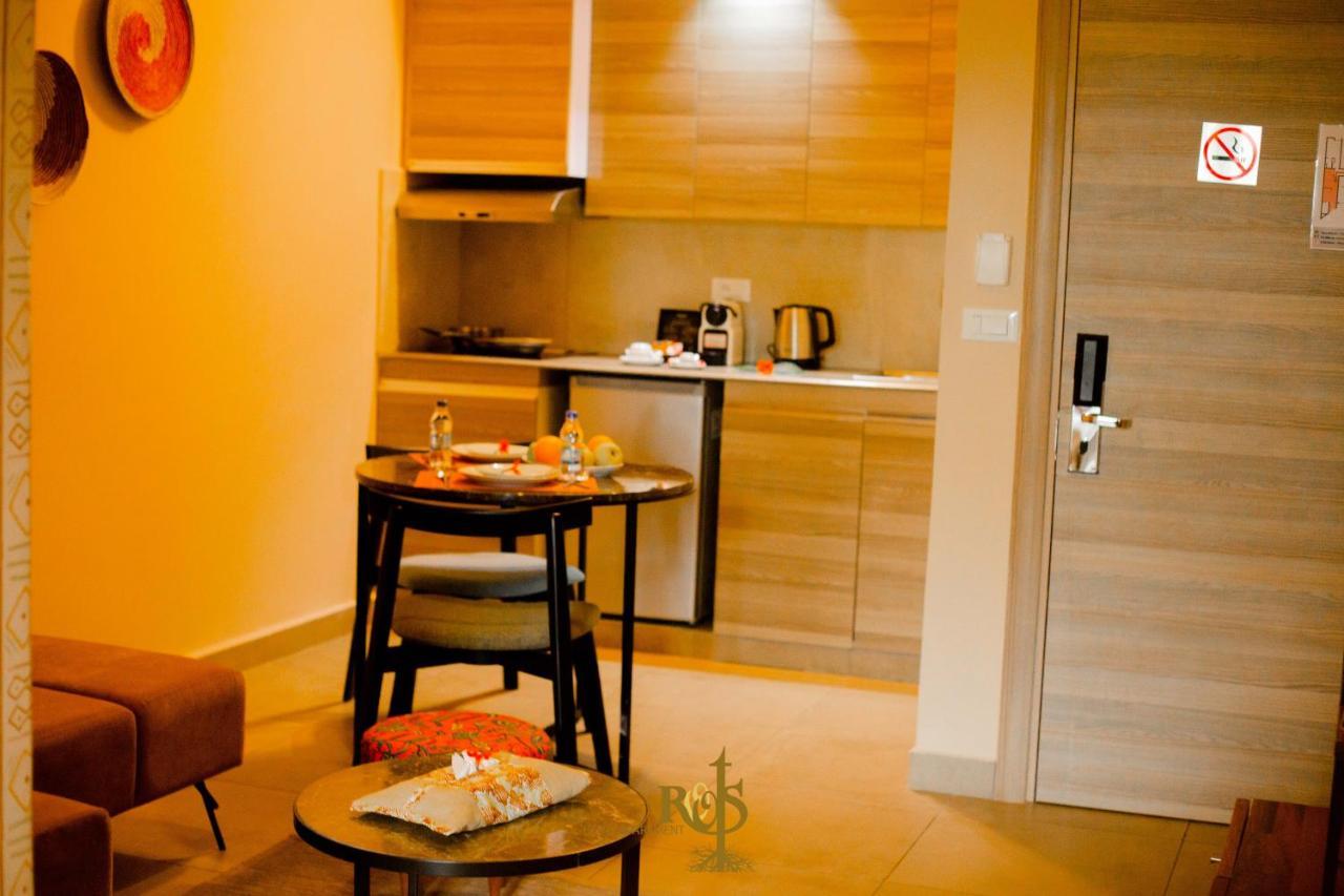 Roots Hotel Apartments Абиджан Екстериор снимка