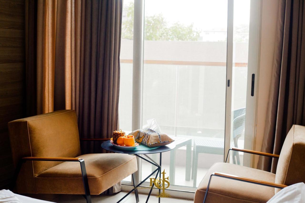Roots Hotel Apartments Абиджан Екстериор снимка