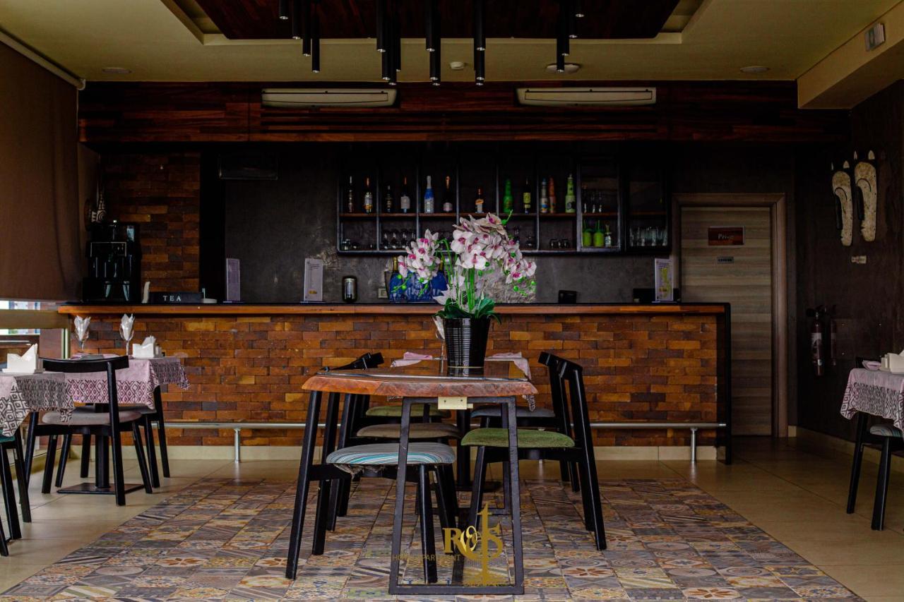 Roots Hotel Apartments Абиджан Екстериор снимка