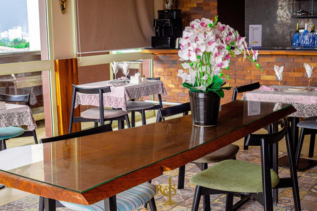 Roots Hotel Apartments Абиджан Екстериор снимка