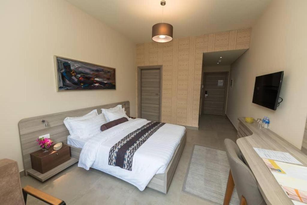 Roots Hotel Apartments Абиджан Екстериор снимка