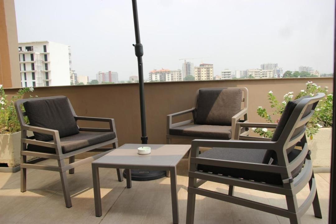 Roots Hotel Apartments Абиджан Екстериор снимка