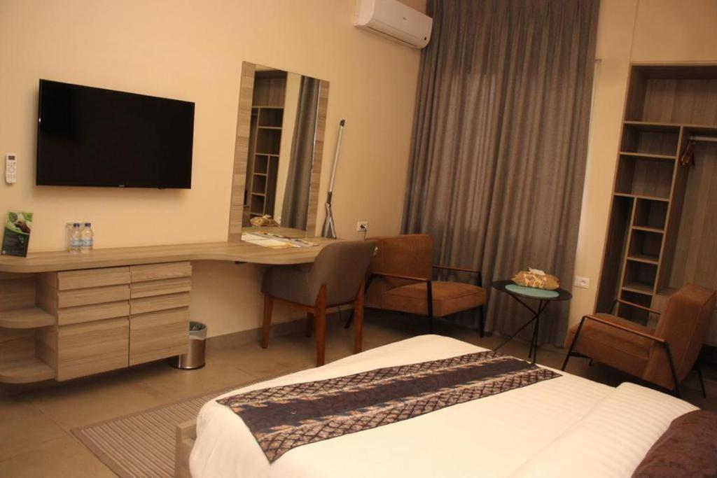 Roots Hotel Apartments Абиджан Екстериор снимка