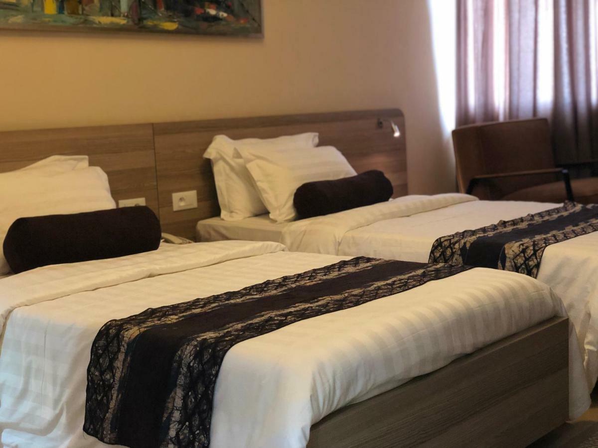 Roots Hotel Apartments Абиджан Екстериор снимка