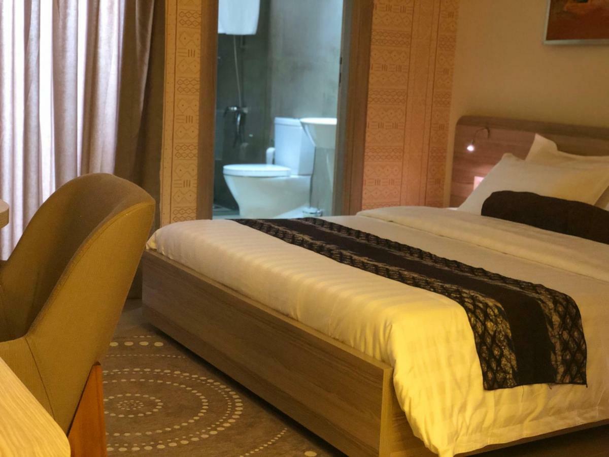 Roots Hotel Apartments Абиджан Екстериор снимка