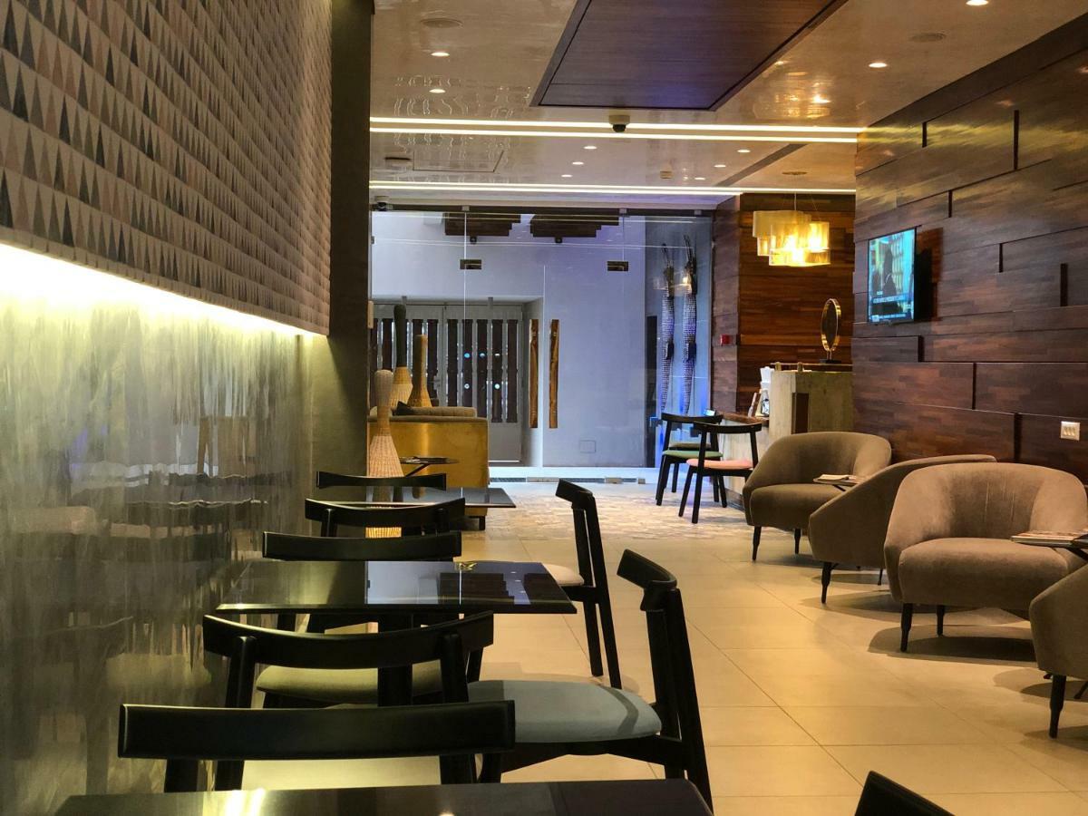 Roots Hotel Apartments Абиджан Екстериор снимка