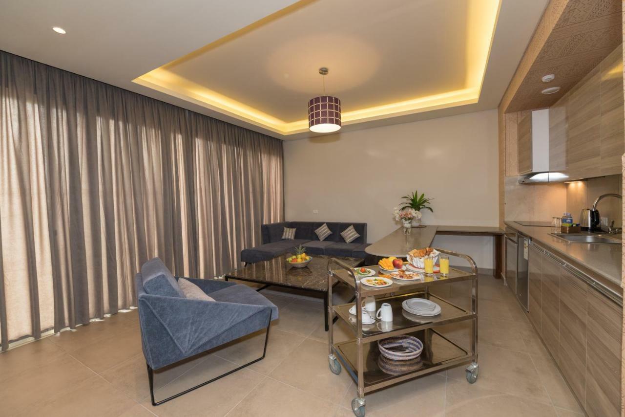 Roots Hotel Apartments Абиджан Екстериор снимка
