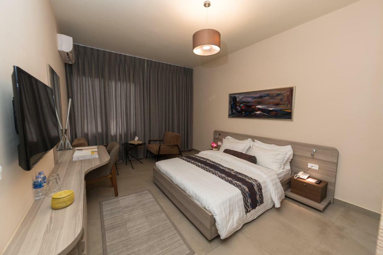 Roots Hotel Apartments Абиджан Екстериор снимка